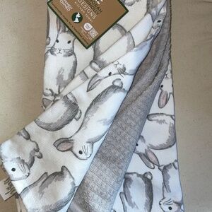 NWT- Set of 3 Adorable Bunny Towels- Super Thick,  Soft and Absorbent!